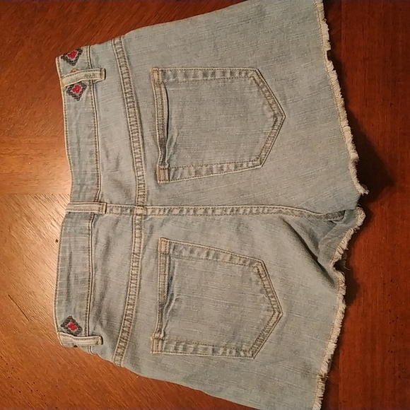 Women's short shorts - Picture 2 of 2